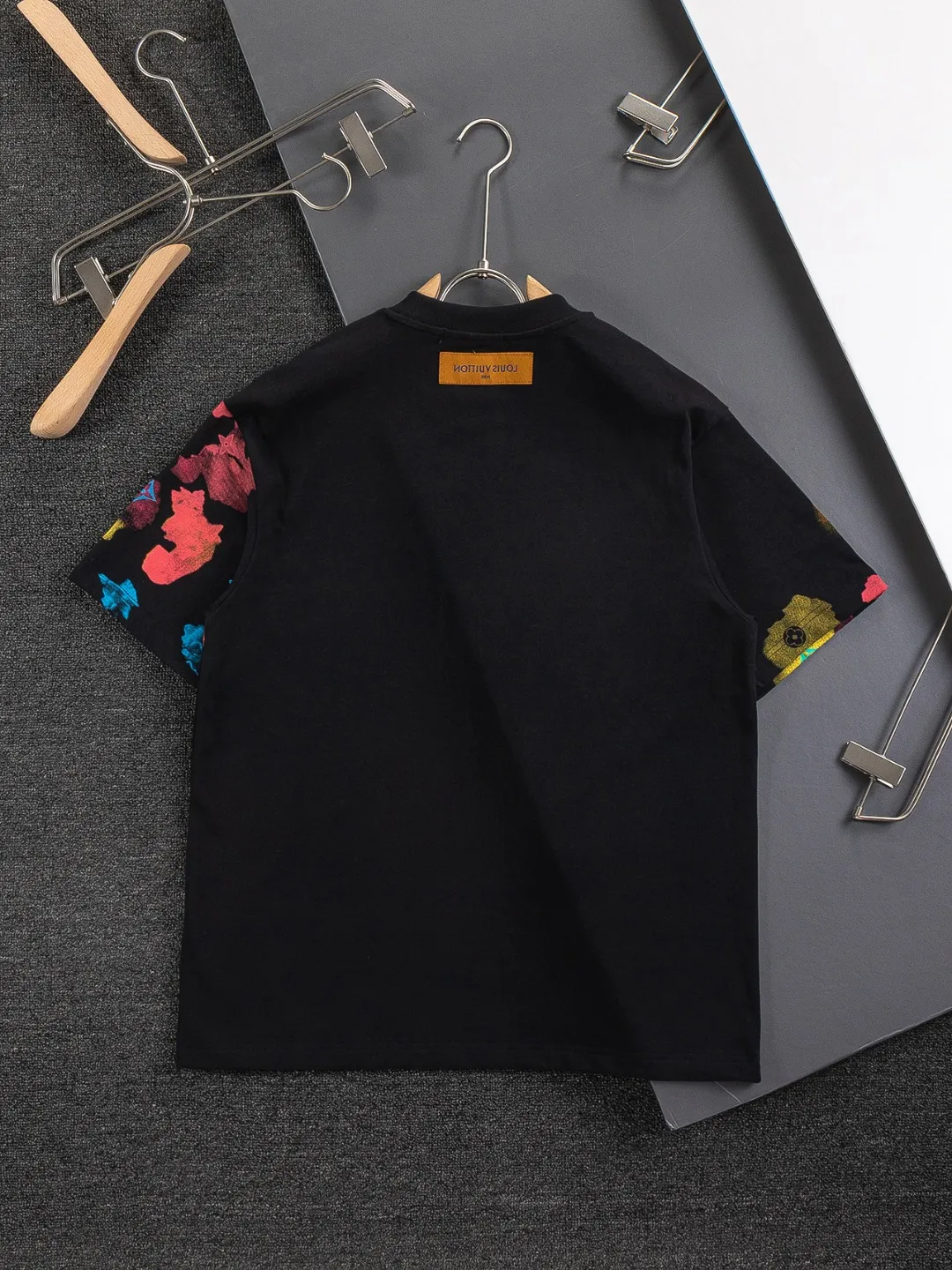 🅿️210 Louis Vuitton Louis Vuitton LV 1V Lujia slightly wide version S-XL LV 25ss new products are available at the counter simultaneously. Colorful letters all over the graffiti print. Round neck short-sleeved T-shirt, same style for men and women! Synchronized with the official website, pure cotton fabrics at the counter! It is close to the skin and comfortable, durable and easy to wear. It has a classic and simple logo design and meticulous original craftsmanship. Short-sleeves, a must-have item for men, do not appear to be the same for the general public, but must be unique and eye-catching. This LV short-sleeve is all about quality, comfort, the same shape and fashion as always, including fabrics and cutting techniques. All of them have been made with great effort! 320 grams of washed pure cotton fabric, pure cotton is breathable, very refreshing and comfortable for daily wear. The rib knitting on the neckline is smooth and tight, and the neckline will not be skewed if you toss it at will. The loose version, you will find that it looks really good on the upper body. The overall is minimalist and neat, super versatile for daily use! Pair it casually with a pair of pants for a youthful look. A T-shirt will make your outfit crazy. It is a fashionable item that can never go wrong! Color: Black White Size: S-XL Size chart: S: Shoulder width 50-Bust 54-Length 70 M: Shoulder width 52-Bust 56.5-Length 72 L: Shoulder width 54-Bust 59-Length 74 XL: Shoulder width 56-Bust 61.5-Length 76